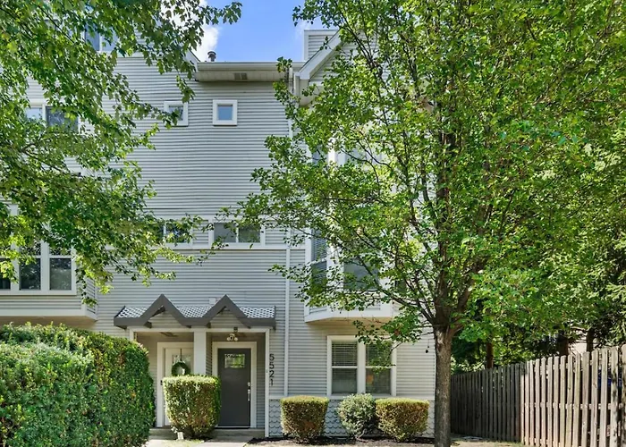 Stunning 4-story In Shadyside With Sauna, Plenty Of Off-street Parking, And Highly Walkable Holiday home