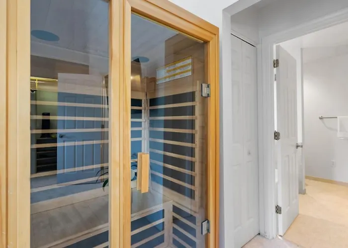 Stunning 4-story In Shadyside With Sauna, Plenty Of Off-street Parking, And Highly Walkable Holiday home