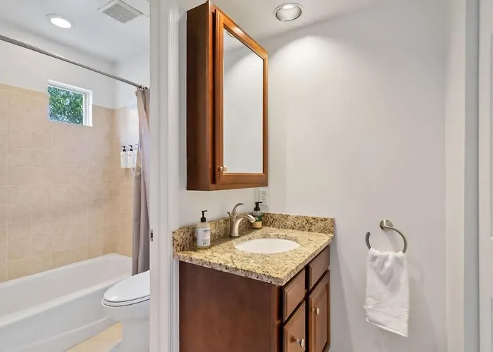 Stunning 4-story In Shadyside With Sauna, Plenty Of Off-street Parking, And Highly Walkable Holiday home *