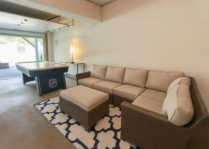 Stunning 4-story In Shadyside With Sauna, Plenty Of Off-street Parking, And Highly Walkable Holiday home